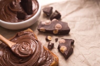 Kremalı ve çikolatalı ekmeğe sürülmüş tatlı çikolata.. 