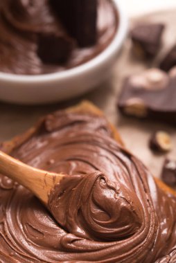 Kremalı ve çikolatalı ekmeğe sürülmüş tatlı çikolata.. 