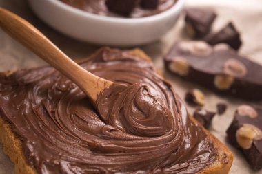 Kremalı ve çikolatalı ekmeğe sürülmüş tatlı çikolata.. 