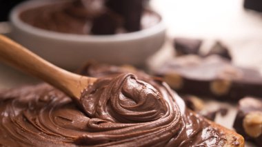 Kremalı ve çikolatalı ekmeğe sürülmüş tatlı çikolata.. 