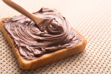 Çikolata ve kaşık kremalı tost. Tatlı yemek..
