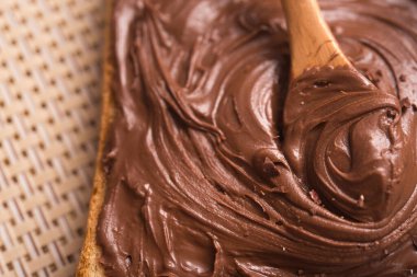 Çikolata ve kaşık kremalı tost. Tatlı yemek..