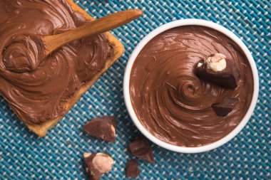 Kremalı ve çikolatalı ekmeğe sürülmüş tatlı çikolata. Üst görünüm.