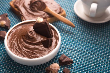 Çikolatalı ekmeğin tatlı kahvaltısı ve sabah masasında bir fincan kahve.