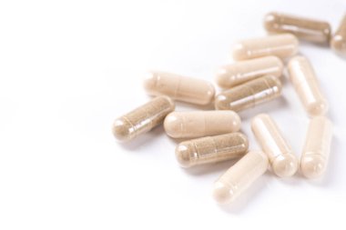 Sağlık bitkisel kapsülü beyaz arka planda izole edilmiş.