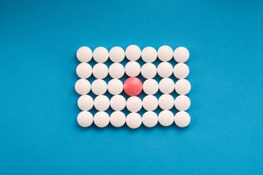 Mavi arka planda beyaz sınıf hapları olan eşsiz ya da süper haplar. en üstteki görünüm