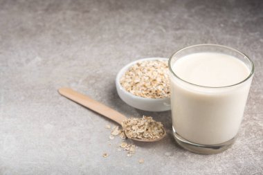 Bir bardak yağsız yulaf ezmesi sütü. vejetaryen ve organik yiyecekler.