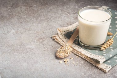 Bir bardak yağsız yulaf ezmesi sütü. vejetaryen ve organik yiyecekler. Popüler ve trend öğünü.