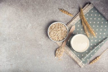 Bir bardak yağsız yulaf ezmesi sütü. vejetaryen ve organik yiyecekler. en üstteki görünüm.