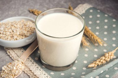 Bir bardak yağsız yulaf ezmesi sütü. vejetaryen ve organik yiyecekler. Popüler ve trend öğünü.