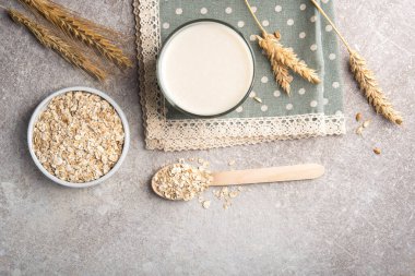 Bir bardak yağsız yulaf ezmesi sütü. vejetaryen ve organik yiyecekler. yukarıdan açı.