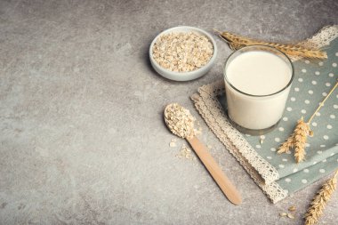 Bir bardak yağsız yulaf ezmesi sütü. vejetaryen ve organik yiyecekler.