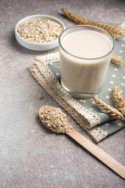 Bir bardak yağsız yulaf ezmesi sütü. vejetaryen ve organik yiyecekler.