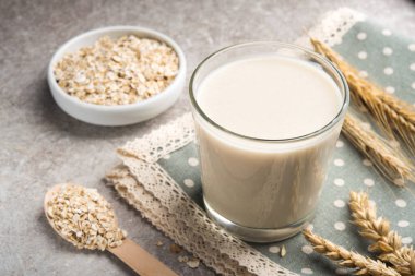 Bir bardak yağsız yulaf ezmesi sütü. vejetaryen ve organik yiyecekler.