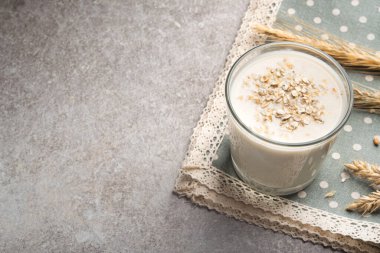 Bir bardak yağsız yulaf ezmesi sütü. vejetaryen ve organik yiyecekler. Popüler ve trend öğünü.