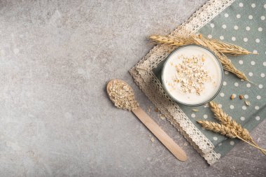 Bir bardak yağsız yulaf ezmesi sütü. vejetaryen ve organik yiyecekler. yukarıdan açı.