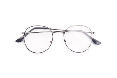 Beyaz arka planda izole edilmiş yuvarlak gözlük. aksesuar geliştirme vizyonu.