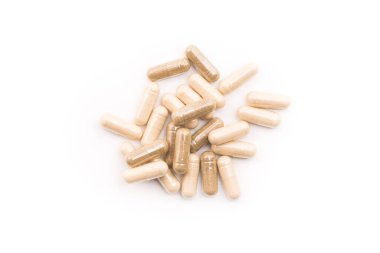 Tıbbi bitkisel kapsüller beyaz arka planda izole edilmiş. Alternatif tedavi en üstteki görünüm