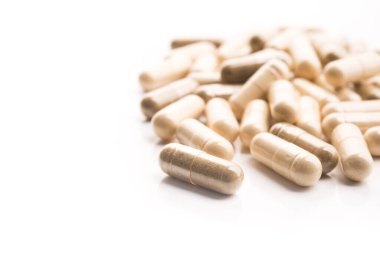 Tıbbi bitkisel kapsüller beyaz arka planda izole edilmiş. alternatif tedavi.