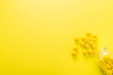 Arka planda sarı haplar kavramı, parlak minimalizm.