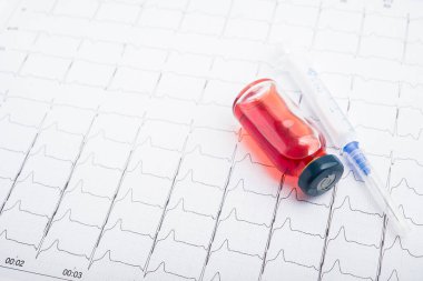 EKG sonuçları kağıt üzerinde ve kalp atışlarını düzeltmek için kırmızı enjeksiyon. Kalp krizi ya da yüksek tansiyon.