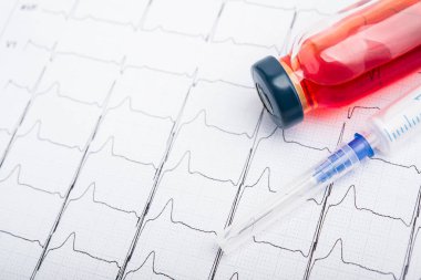 EKG sonuçları kağıt üzerinde ve kalp atışlarını düzeltmek için kırmızı enjeksiyon. Kalp krizi ya da yüksek tansiyon.
