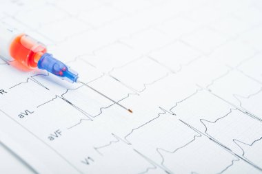 EKG sonuçları kağıt üzerinde ve kalp atışlarını düzeltmek için kırmızı enjeksiyon. Kalp krizi ya da yüksek tansiyon.