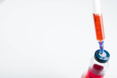 Beyaz arka planda şırınga ve ampul var. Hastalık aşılama, hormonlar, uyuşturucular.