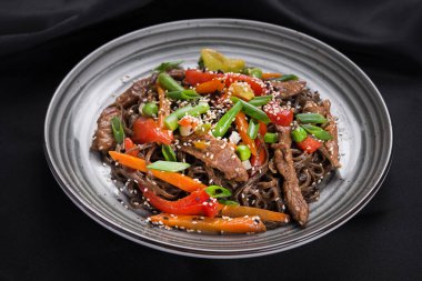 Et, sebze, kuşkonmaz ve karabiberli waok makarna. Asya yemeği.