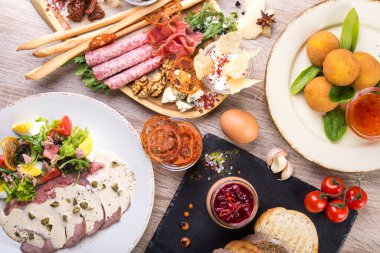 Salatalı bulaşıklar, arancini, ahşap bir masada kulübe tahtası. düz yatış, üst görünüm