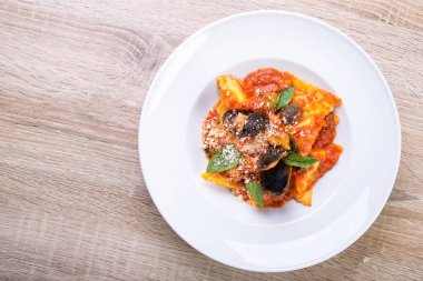 Beyaz tabakta midyeli lezzetli makarna. en üstteki görünüm