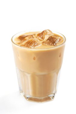 Beyaz arka planda izole edilmiş bardaktaki taze kahve buzu.