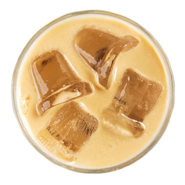 Beyaz arka planda izole edilmiş bardaktaki taze kahve buzu. en üstteki görünüm