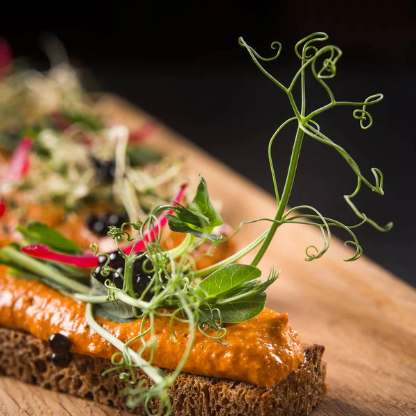 Pão Centeio Com Pasta Abóbora Caviar Preto Verde Microverde Comida — Fotografia de Stock