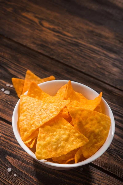 Mexikanische Nacho Chips Einer Schüssel Auf Einem Holztisch — Stockfoto