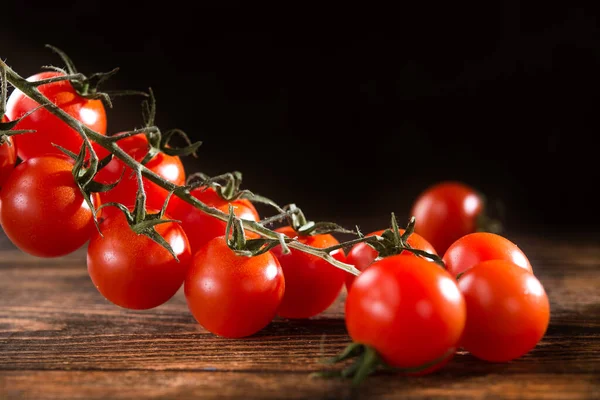 Tahta bir masada taze kırmızı organik domates..