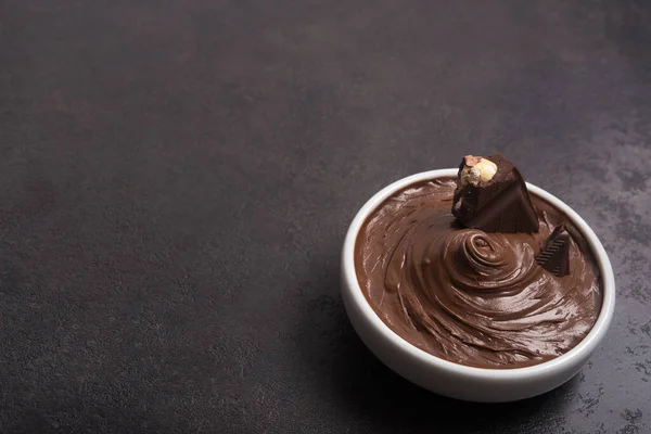 Süße Schokoladencreme Mit Riegeln Und Nüssen Auf Einem Steintisch Dessert — Stockfoto