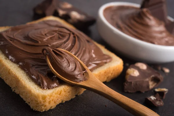 Chocolate Untado Rebanada Pan Con Cuchara Tazón Blanco Crema Derretida —  Fotos de Stock