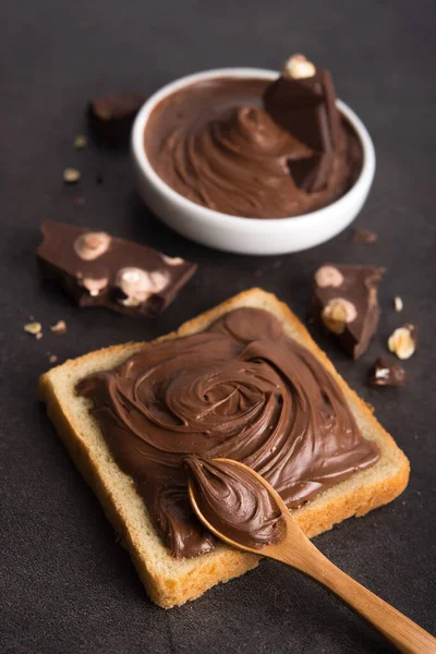 Chocolate Untado Rebanada Pan Con Cuchara Tazón Blanco Crema Derretida —  Fotos de Stock