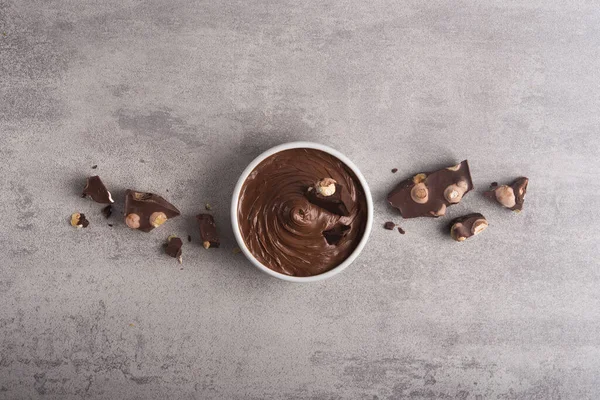 Taş bir masada çikolata kremalı ve fındıklı. Ev yapımı tatlı malzemesi. Üst görünüm, alanı kopyala.