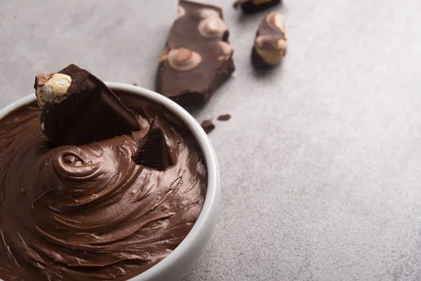 Taş bir masada çikolata kremalı ve fındıklı. Ev yapımı tatlı malzemesi.