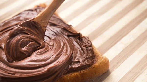 Çikolata ve kaşık kremalı tost. Tatlı yemek..