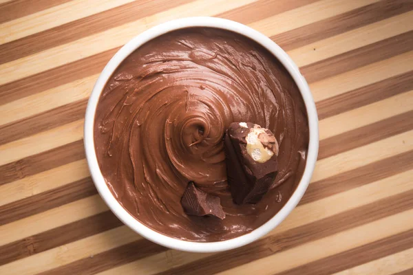 Tahta bir masada çikolata kremalı ve fındıklı. en üstteki görünüm