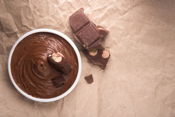 Cuenco Blanco Con Crema Chocolate Sobre Fondo Artesanal Papel Populares —  Fotos de Stock