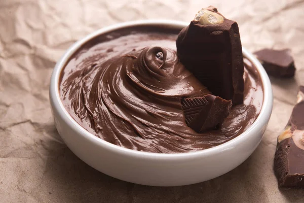 Kağıt üzerinde çikolata kremalı beyaz kase. Popüler yemek tatlısı..