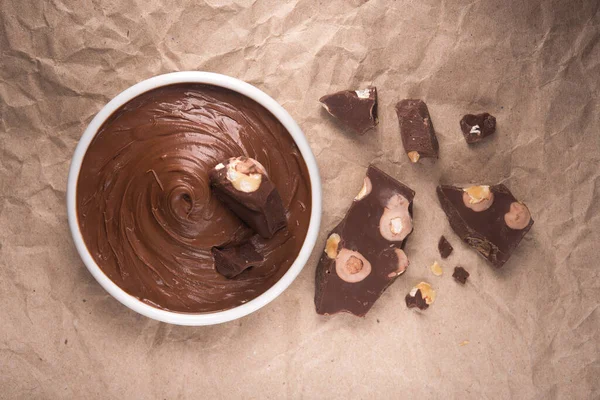 Kağıt üzerinde çikolata kremalı beyaz kase. Popüler yemek tatlısı. Üst görünüm.