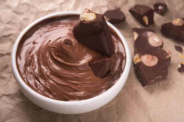 Kağıt üzerinde çikolata kremalı beyaz kase. Popüler yemek tatlısı..