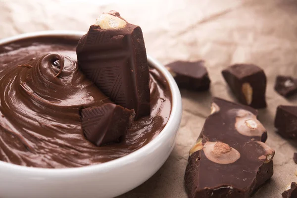 Kağıt üzerinde çikolata kremalı beyaz kase. Popüler yemek tatlısı..