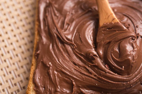 Çikolata ve kaşık kremalı tost. Tatlı yemek..