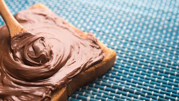 Primer Plano Tostadas Con Chocolate Crema Cuchara Alimento Dulce —  Fotos de Stock